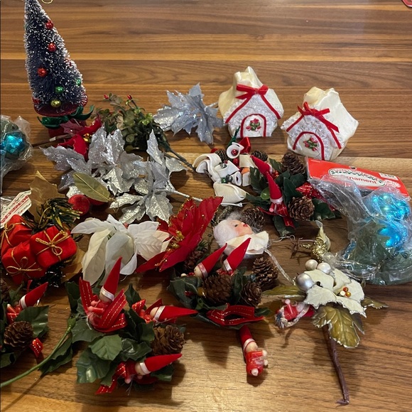 Assortment of Vintage Christmas candle rings, corsages, ornaments, and decor - Picture 4 of 8